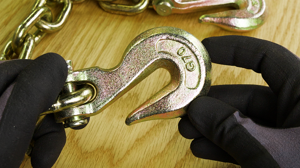 /Grade-70-Yellow-Chromate-Binder-Chain-with-Hooks_hooks_close_up /Grade-70-Yellow-Chromate-Binder-Chain-with-Hooks_hooks_close_up